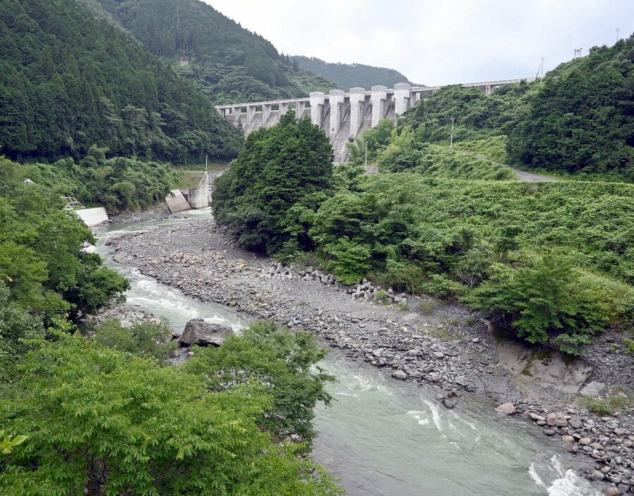 梅雨時期の平瀬ダム（奥）と直下の錦川