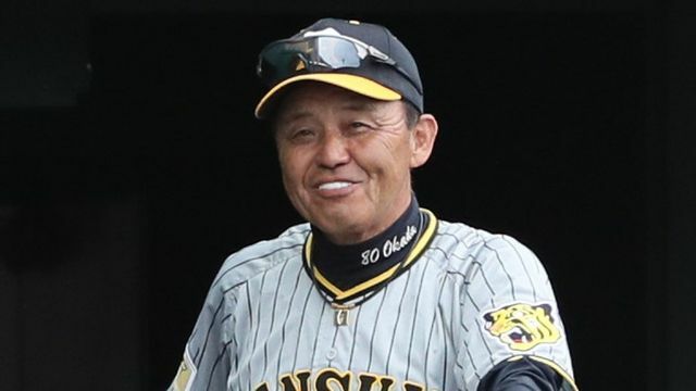 逆転勝ちの岡田彰布監督（写真：時事）