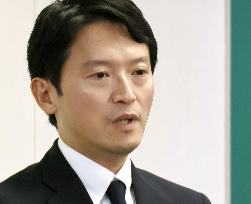 百条委員会の証人尋問後、記者団の取材に応じる斎藤元彦兵庫県知事＝30日午後、兵庫県庁