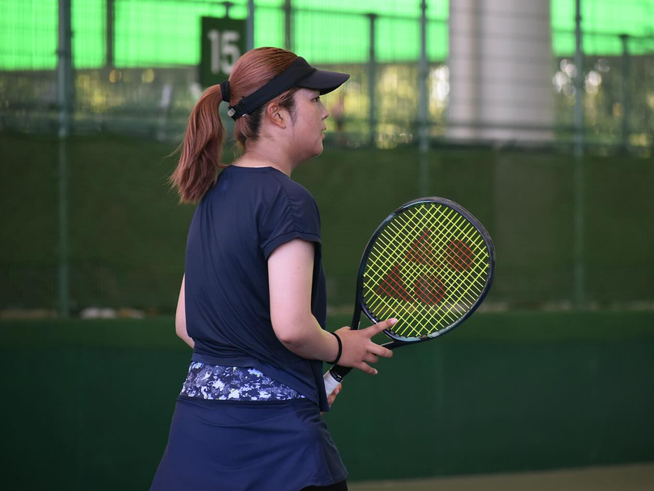 「2024年全日本学生テニス選手権大会」（三重・四日市テニスセンター）で女子シングルス3回戦に進出した渡邉華凛（鹿屋体育大学1年）（写真提供◎全日本学生テニス連盟）