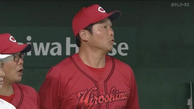 矢野雅哉選手が打った瞬間の新井貴浩監督(画像:日テレジータス)