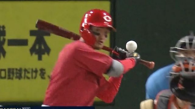 かなりバットを短く持っている広島の矢野雅哉選手(画像:日テレジータス)