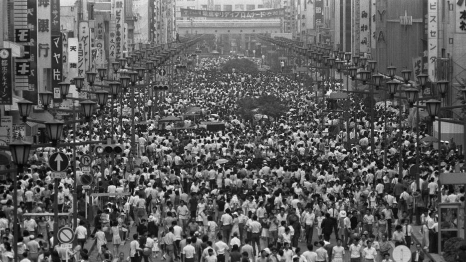 1970年8月2日の東京・銀座通り（時事）