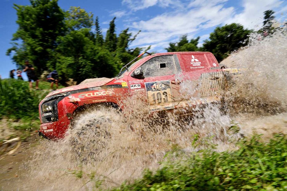 この日2番手タイムで、総合トップに立った＃103 Team MITSUBISHI RALLIART（Chayapon YOTHA／Peerapong SOMBUTWONG）