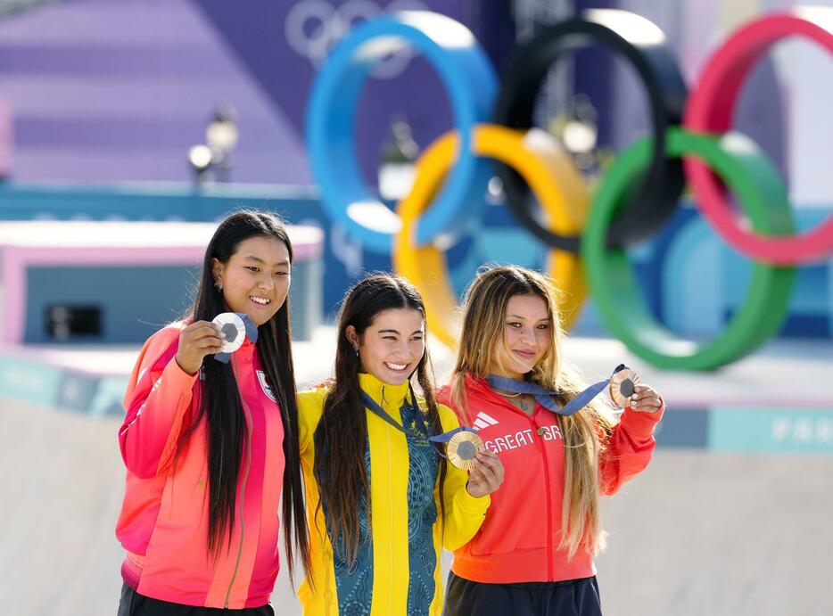 パリ五輪のスケートボード女子パークで銀メダルを獲得した開心那（左）＝6日、パリ（共同）