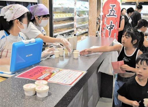 武生五中すいかアイスの試食を呼びかける生徒たち=8月17日、福井県南越前町の道の駅「南えちぜん山海里」