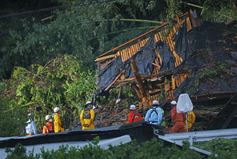 土砂崩れで住民が生き埋めとなった愛知県蒲郡市竹谷町大久古の現場＝28日午前6時26分