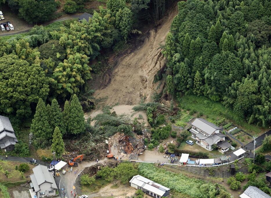 土砂崩れに住民が巻き込まれた愛知県蒲郡市の現場＝28日午後2時45分（共同通信社ヘリから）