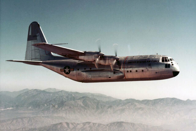 1954年8月23日に初飛行するYC-130（ロッキード・マーチン提供）