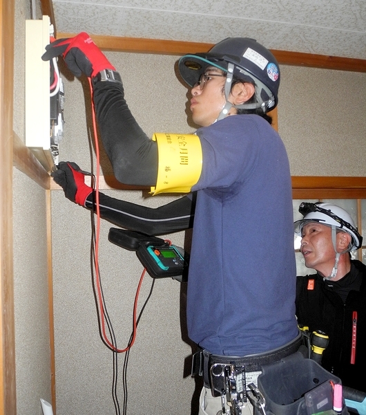 漏電がないか調べる組合員