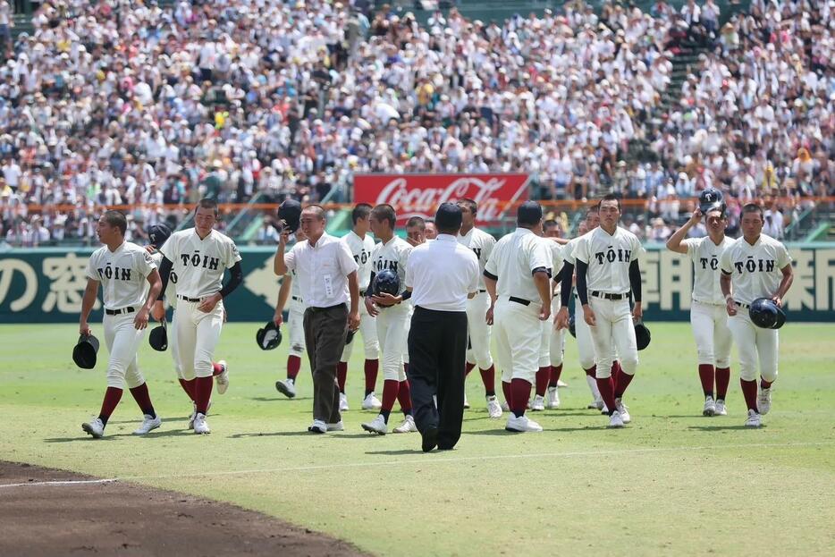 敗れた大阪桐蔭ナインが応援団へのあいさつを終えて引き揚げる（撮影：柳瀨心祐）