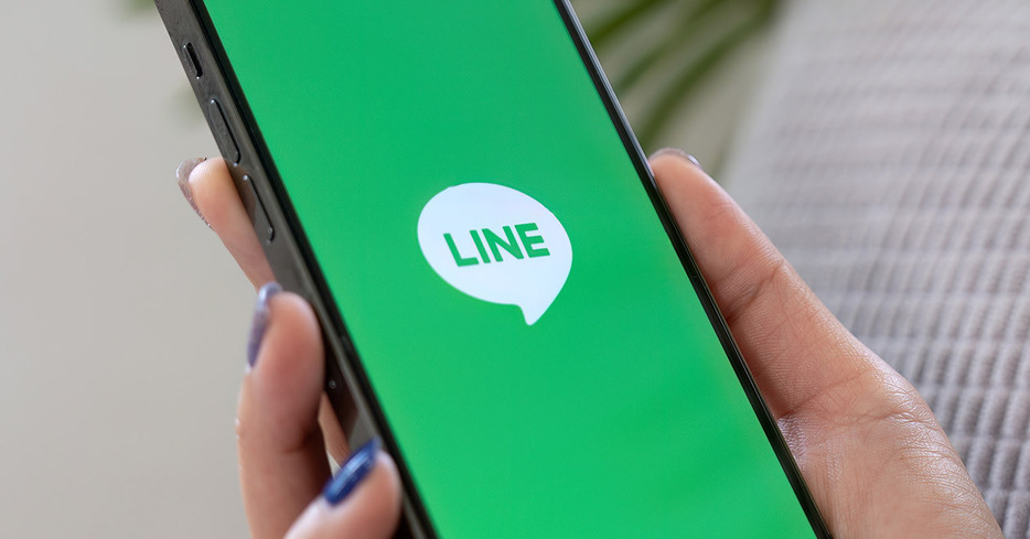 LINEの時間指定予約送信（Natee Meepian / Shutterstock.com）