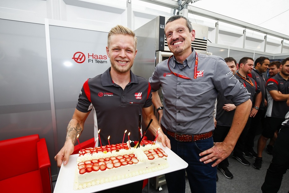 2017年F1日本GP　ケビン・マグヌッセン（ハース）の誕生日を祝うギュンター・シュタイナー代表（当時）