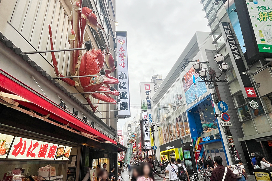 かに道楽の前（画像右手、青色が入口）に誕生した「GiGO大阪道頓堀本店」