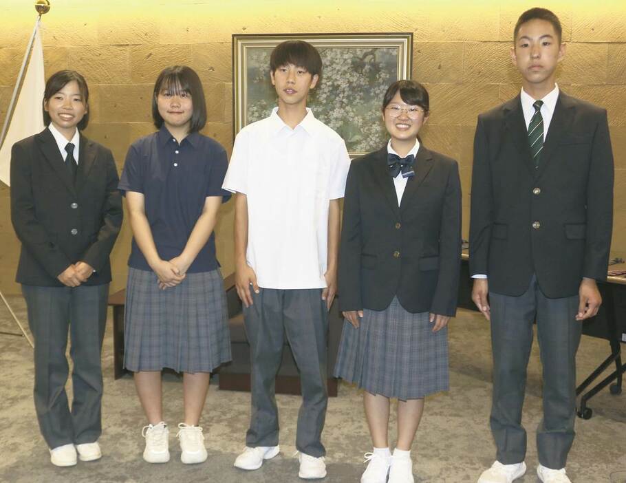 宇部市立中学校で導入する新制服を着用した生徒たち＝市役所