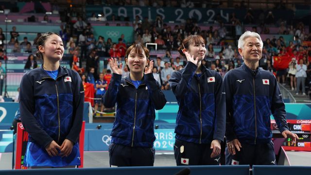 左から張本美和選手、平野美宇選手、早田ひな選手、渡辺武弘監督(写真：長田洋平/アフロスポーツ)