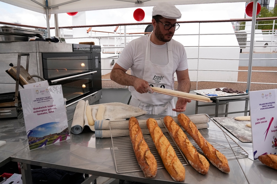 大会前に公開されていた選手村の食事。焼きたてのフランスパンは美味しそうだった（写真・AP/アフロ）