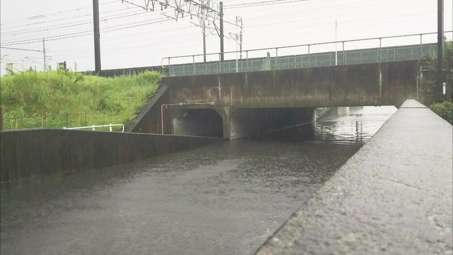 水が溜まったアンダーパス