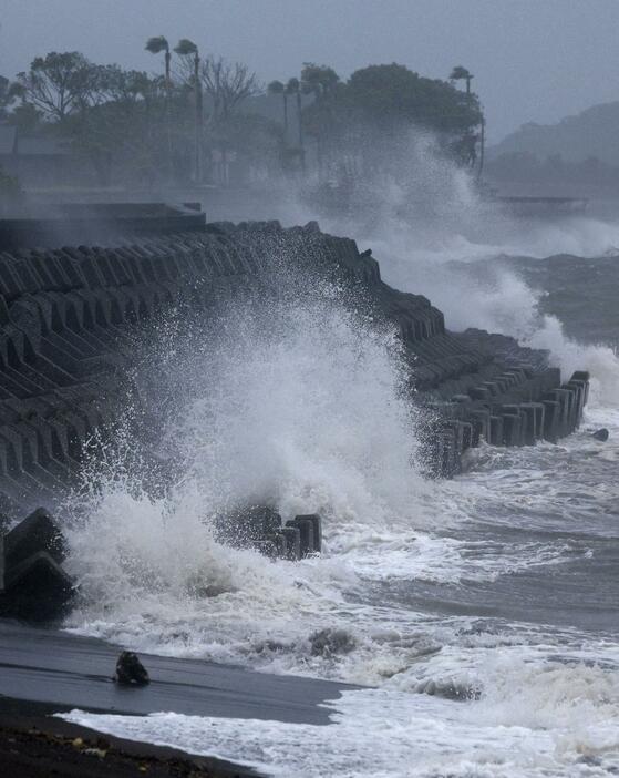 台風10号の影響で高波が打ち寄せる鹿児島県指宿市の海岸＝28日午前11時28分