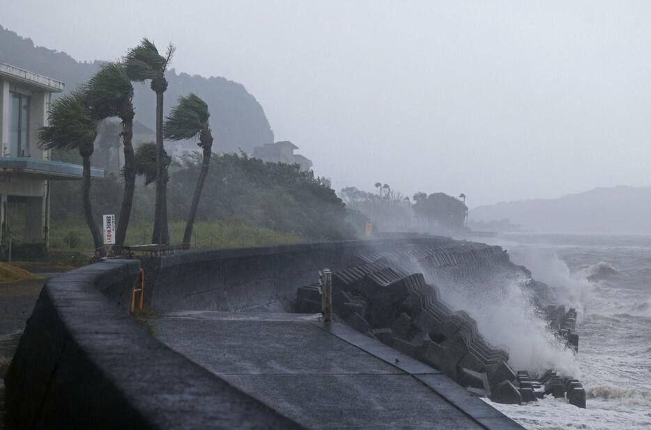 台風10号の影響で高波が打ち寄せる鹿児島県指宿市の海岸＝28日午前11時31分