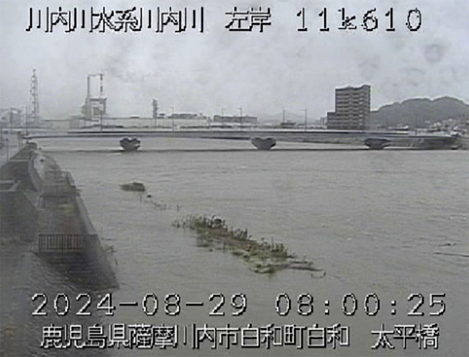 台風10号の影響で増水した鹿児島県薩摩川内市の川内川のライブカメラ画像＝29日午前（国交省提供）