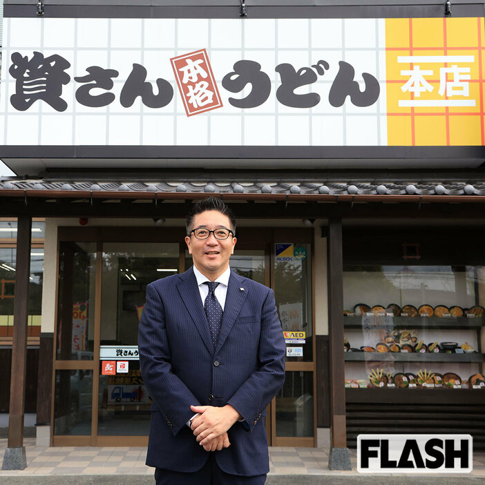 「資さんうどん」本店と佐藤崇史社長（写真・繁昌良司）