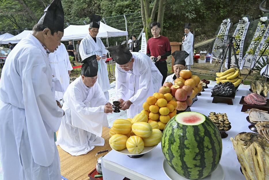 6日、韓国南東部・陜川で開かれた原爆犠牲者を追悼する慰霊式（共同）