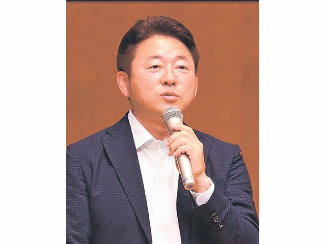 軽妙なトークで会場を盛り上げる舞の海さん＝富山国際会議場