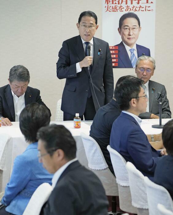 自民党本部で開かれた憲法改正実現本部の会合であいさつする岸田首相（奥中央）＝7日午前、東京・永田町