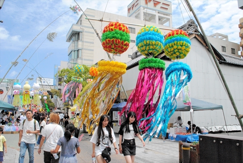 中心市街地に飾られた色鮮やかなササ飾り