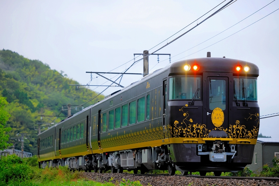 10月から期間限定で敦賀―城崎温泉間を運行する観光列車「はなあかり」（JR西日本提供）