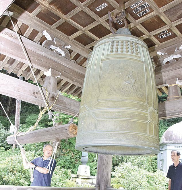 西福寺で鐘を突き、不戦の思いを新たにする参加者