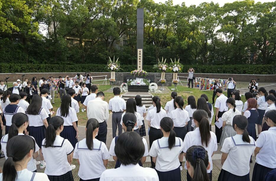 原爆落下中心地碑で黙とうする高校生ら＝9日午前、長崎市の爆心地公園