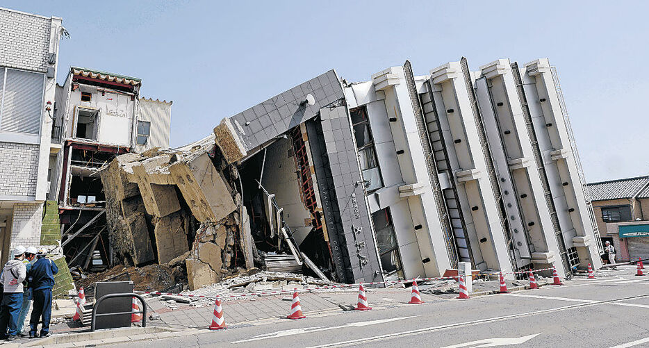 元日の能登半島地震から横倒しになったままの「五島屋ビル」＝輪島市河井町