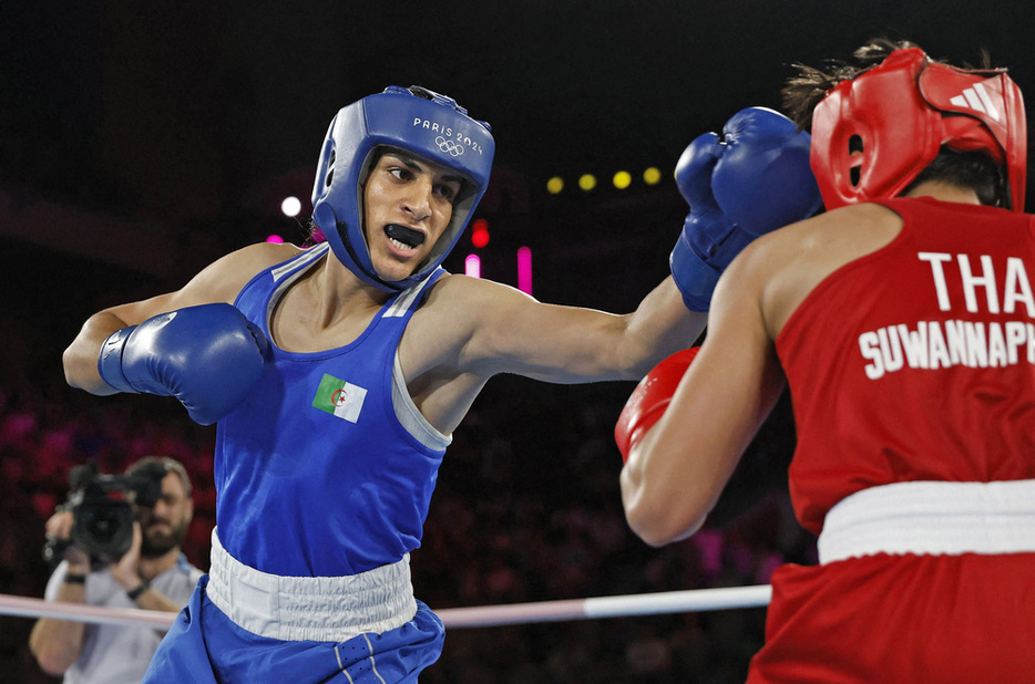 パリ五輪ボクシング女子66キロ級準決勝でタイ選手（右）と対戦するイマネ・へリフ＝6日、パリ（ロイター＝共同）