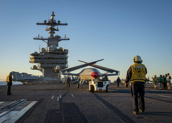 実際の空母で運用試験を行うMQ-25 「スティングレイ」（画像：アメリカ海軍）。