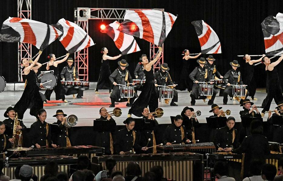 華麗な演技や演奏を披露した「100万人のためのマーチング」＝8月18日、福井県福井市のフェニックス・プラザ