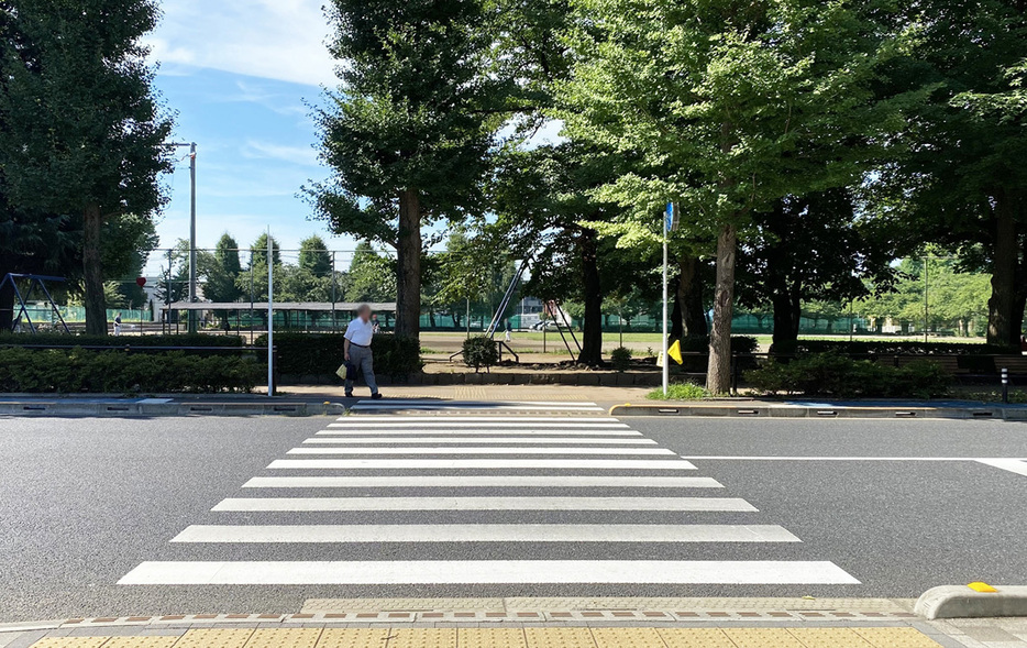 ▲歩行者が明らかに譲ってくれている場合は、徐行しながら進行するしかないのが実状。（イメージ画像／写真AC）