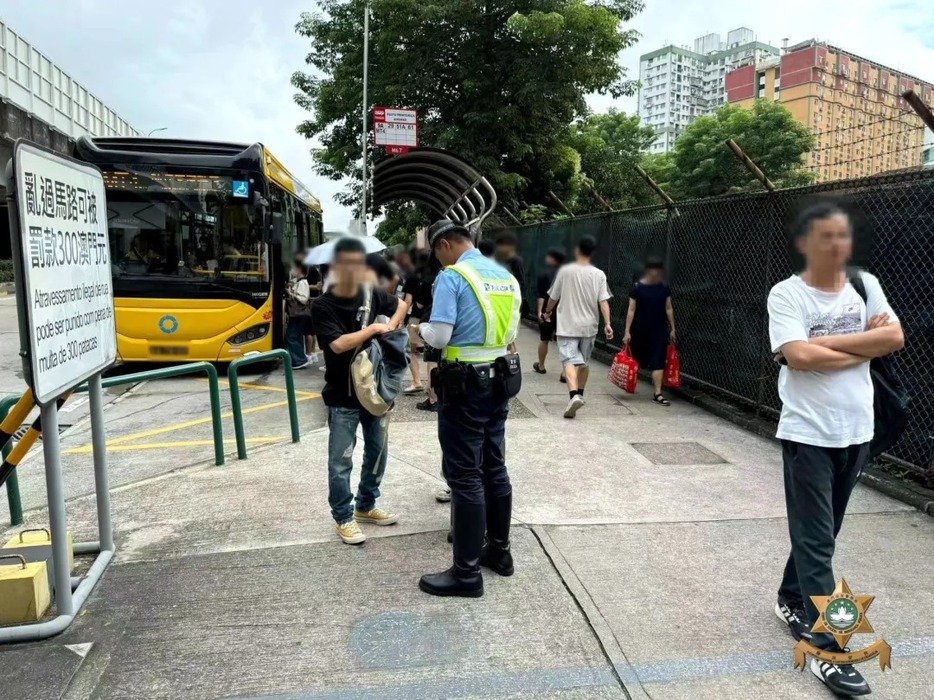 マカオ治安警察局が実施した歩行者の道路横断違反に対する取り締まりの様子＝マカオ半島・青茂イミグレーション施設付近（写真：マカオ治安警察局）