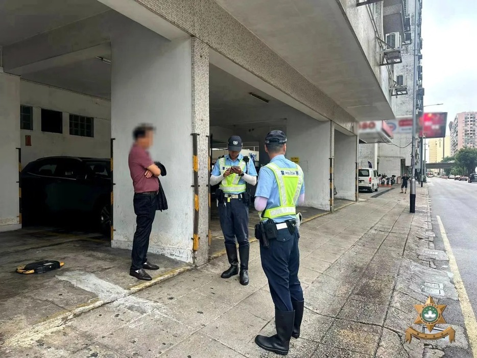 マカオ治安警察局が実施した歩行者の道路横断違反に対する取り締まりの様子＝マカオ半島・友誼大馬路付近（写真：マカオ治安警察局）