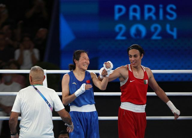 決勝戦のあと、対戦した二人には笑顔がみられた（写真：ロイター/アフロ）