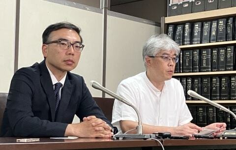 記者会見を開いた岡医師（左）と野間弁護士（2024年8月2日／東京・霞が関の司法記者クラブ／弁護士ドットコム撮影）