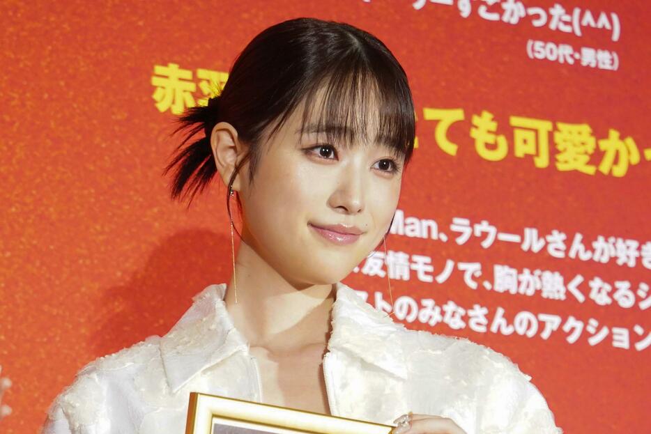 映画「赤羽骨子のボディガード」の舞台あいさつに登場した高橋ひかるさん