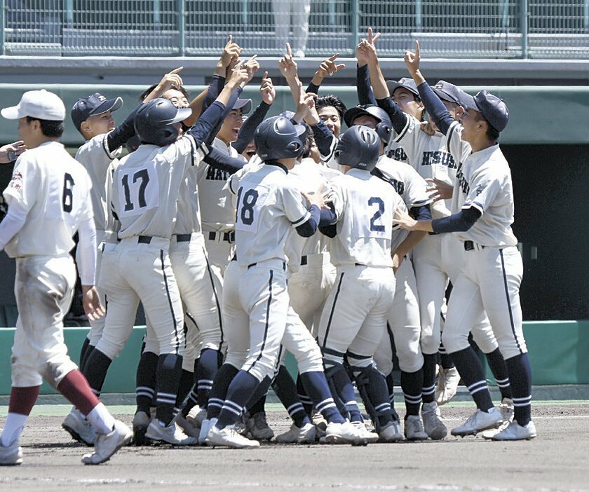 10回裏、押し出し死球でサヨナラ勝ちし、喜びを爆発させる松商学園の選手たち