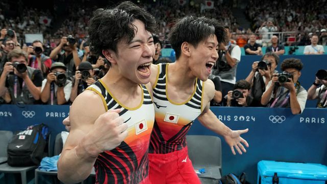 金メダルが確定した瞬間の岡慎之助選手と一緒に喜ぶ橋本大輝選手(写真：AP/アフロ)