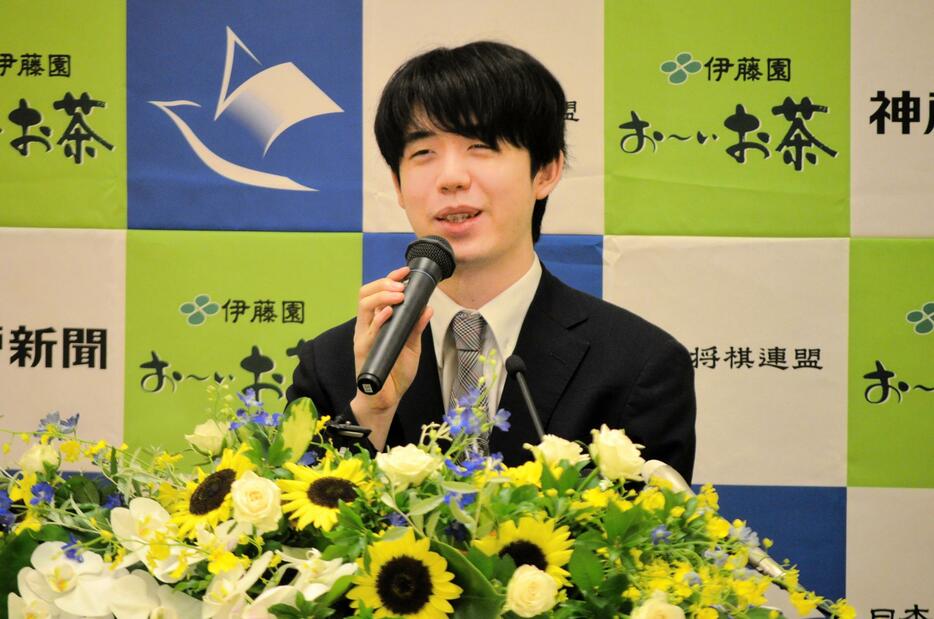 　一夜明け会見に出席した藤井聡太王位