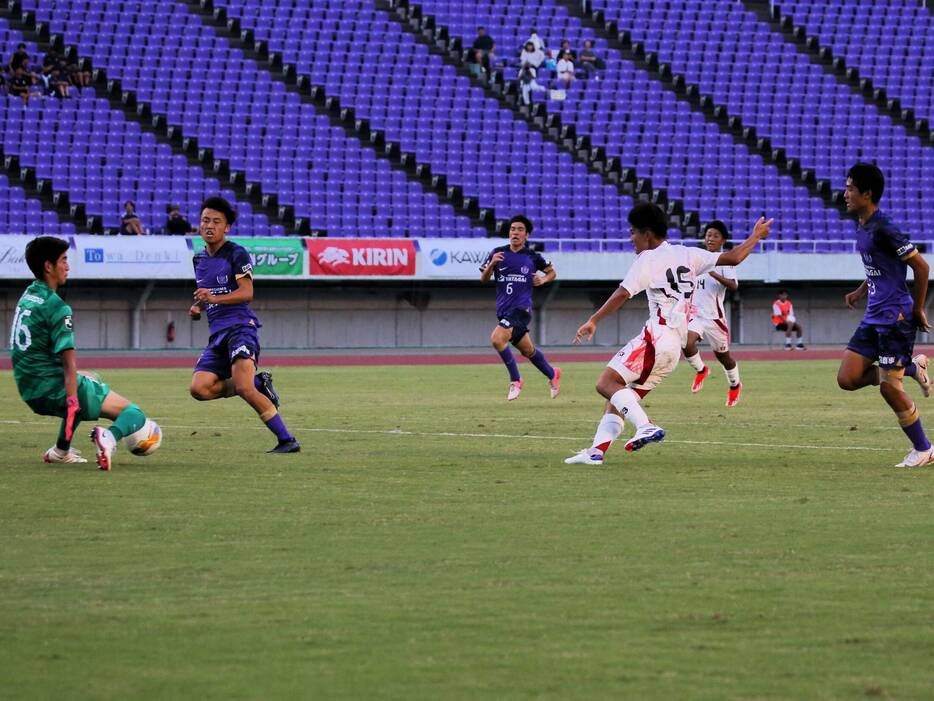 前半26分、U-17日本代表MF末宗寛士郎(岡山U-18)が右足で同点ゴール(Taro YOSHIDA)