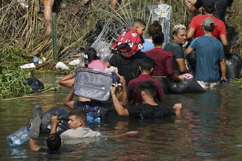 米国国境に近いメキシコ・マタモロスでリオグランデ川を渡る移民（AP＝共同）