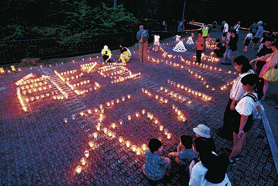 能登半島地震の被災地へのメッセージが書き込まれたキャンドル＝白山市であいふれあい公園