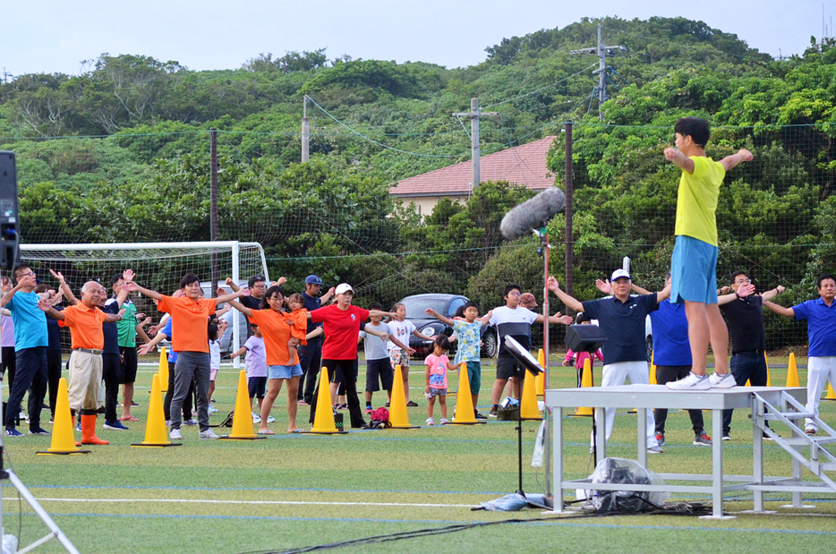 約600人が集まった巡回ラジオ体操・みんなの体操会＝19日、鹿児島県の与論町多目的運動広場